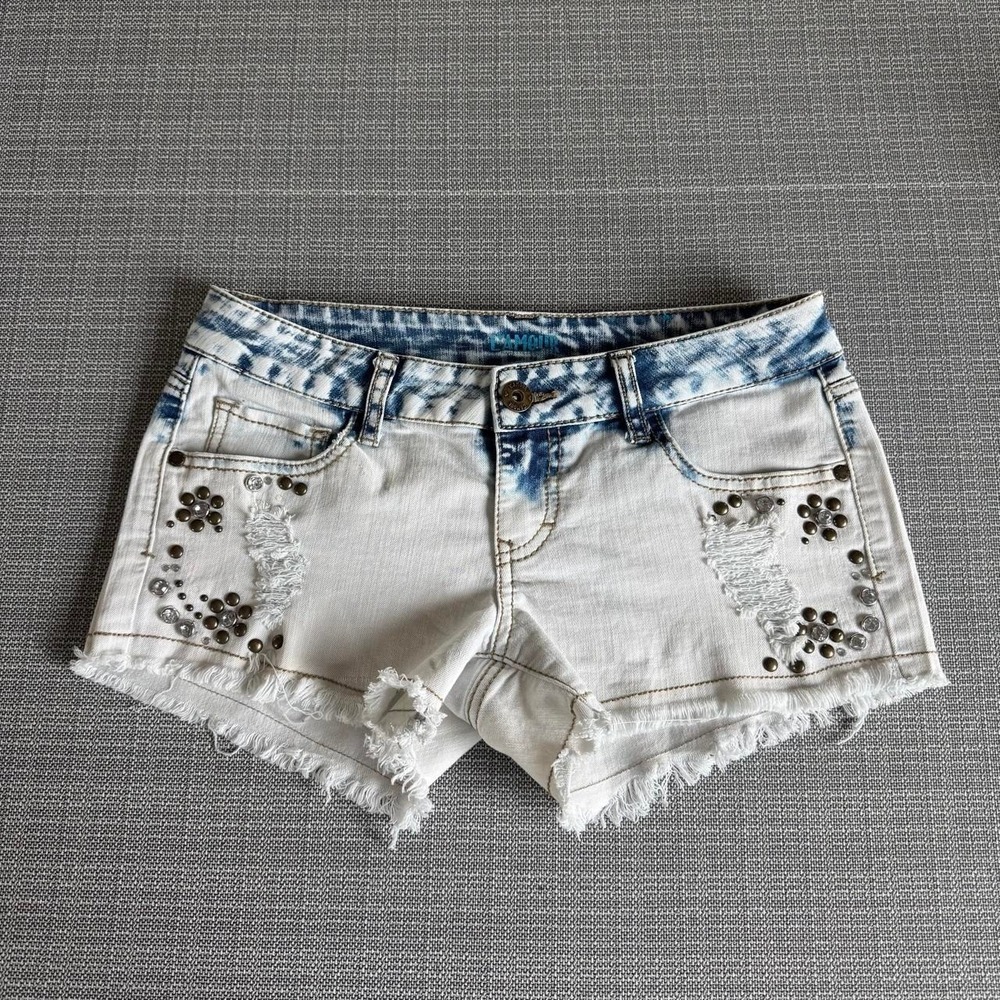 L'amour white acid wash denim shorts with studs in a size 5